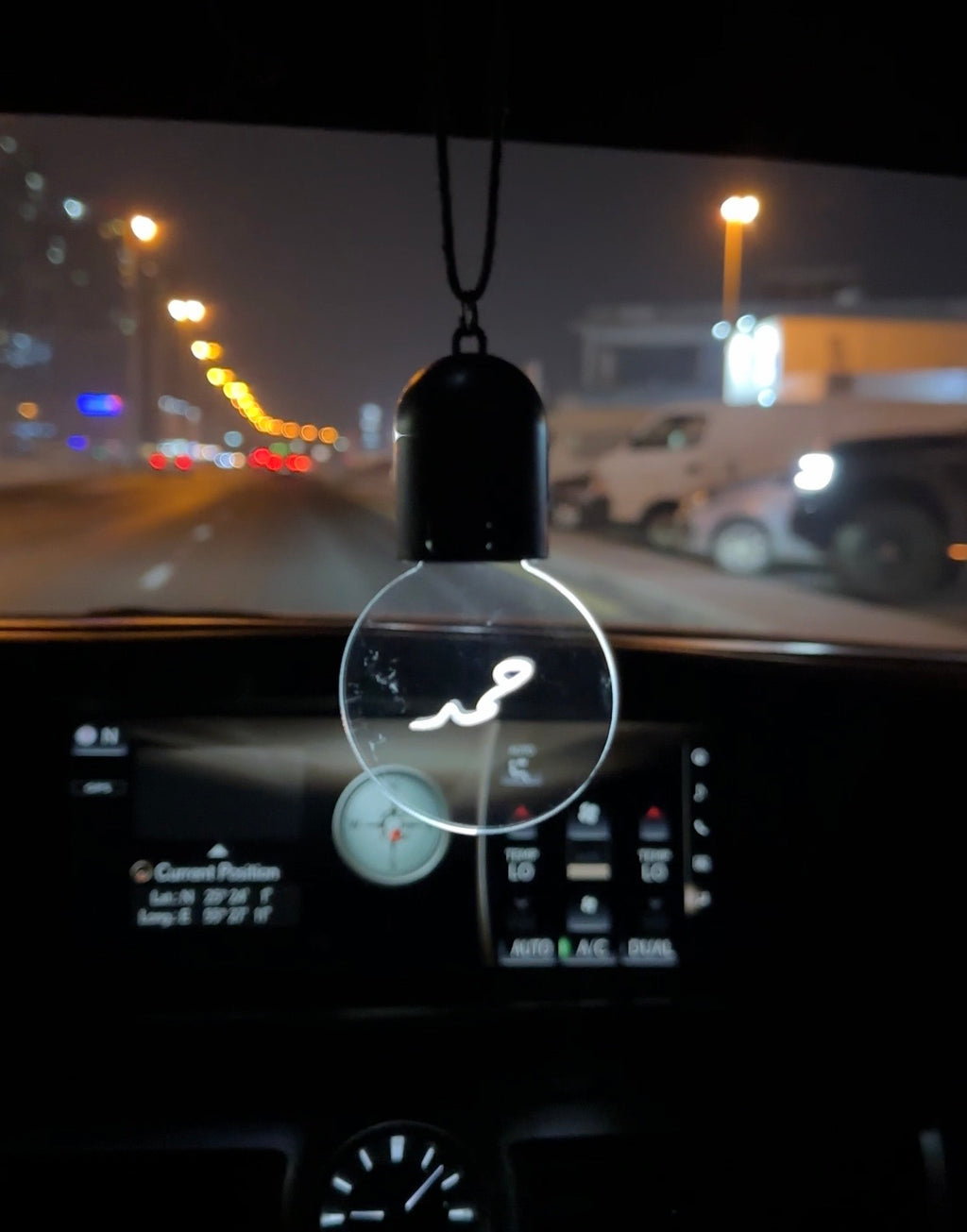 ميدالية سيارة مضيئة بالاسم – تصميم حسب الطلب