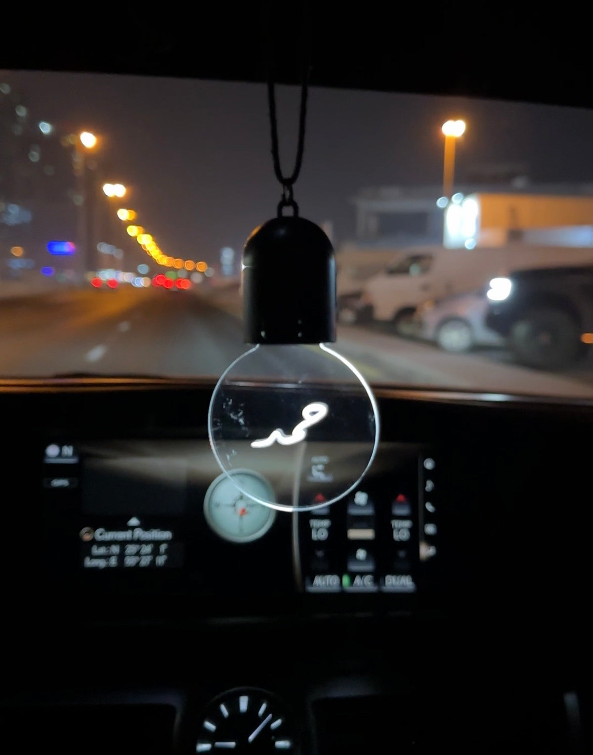 ميدالية سيارة مضيئة بالاسم – تصميم حسب الطلب