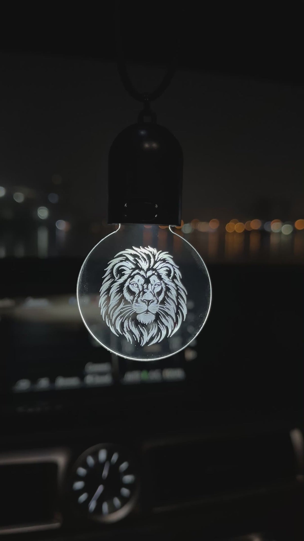 ميدالية سيارة مضيئة-بتصميم أسد